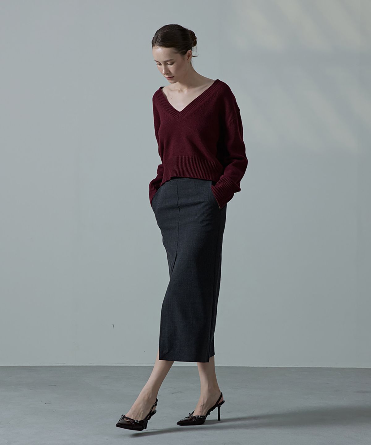 아흐레(AHRE) Moana Renew Wool Cropped V-Neck Knit_WINE