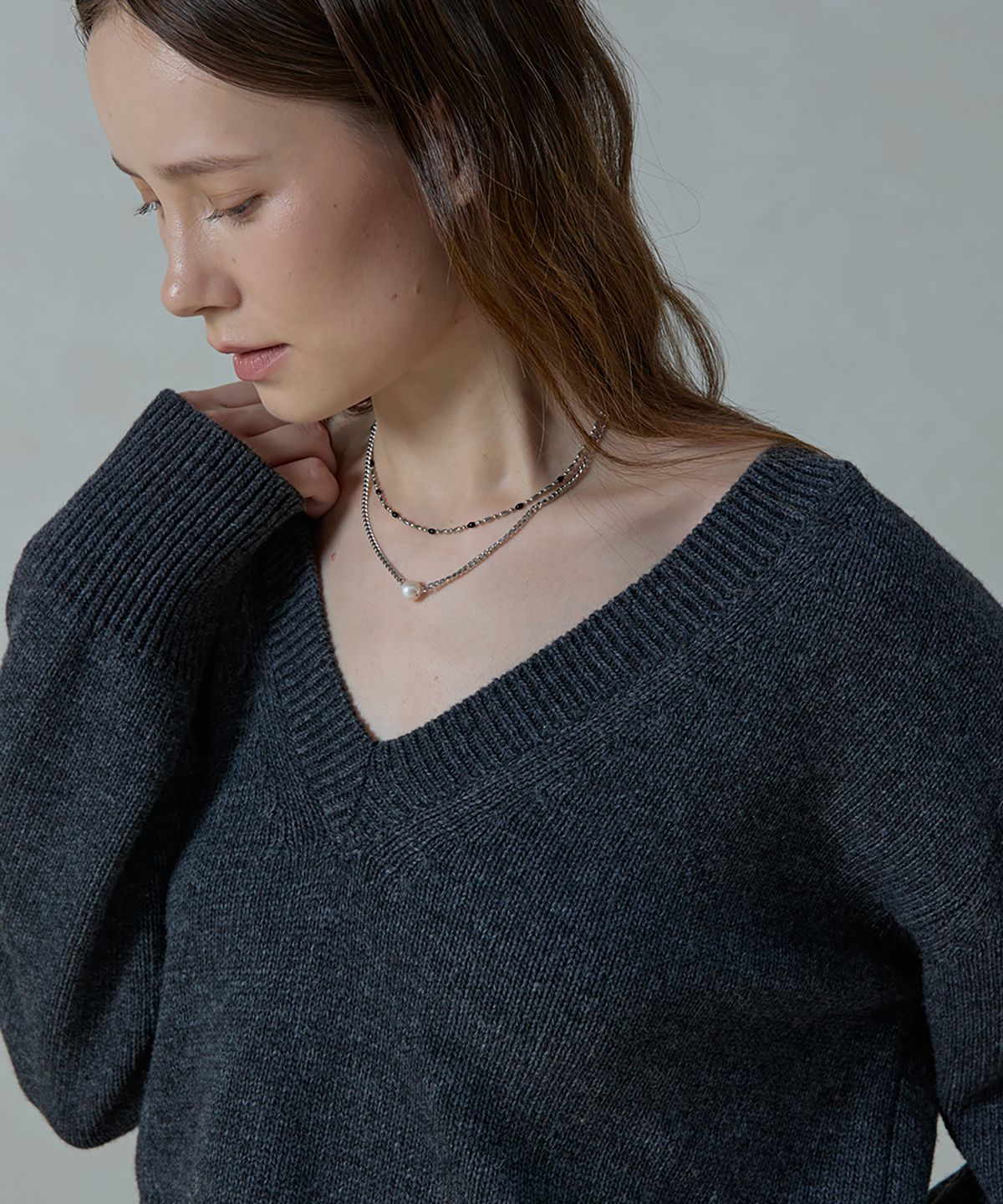 아흐레(AHRE) Moana Renew Wool Cropped V-Neck Knit_CHARCOAL