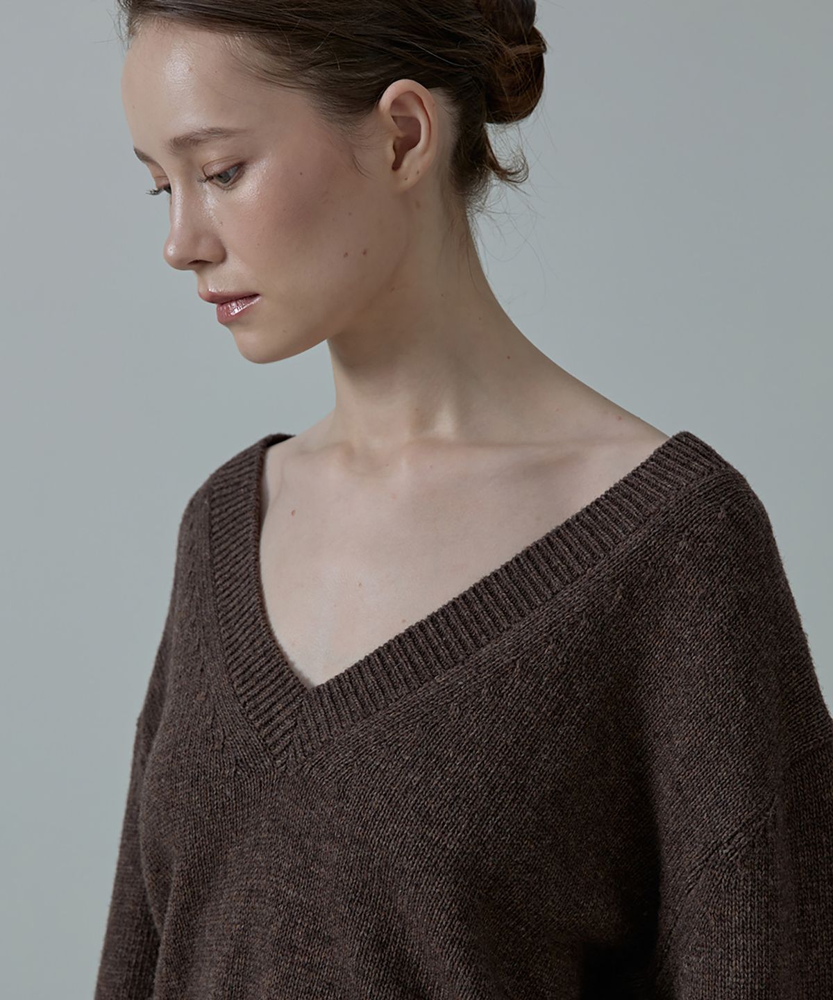 아흐레(AHRE) Moana Renew Wool Cropped V-Neck Knit_BROWN