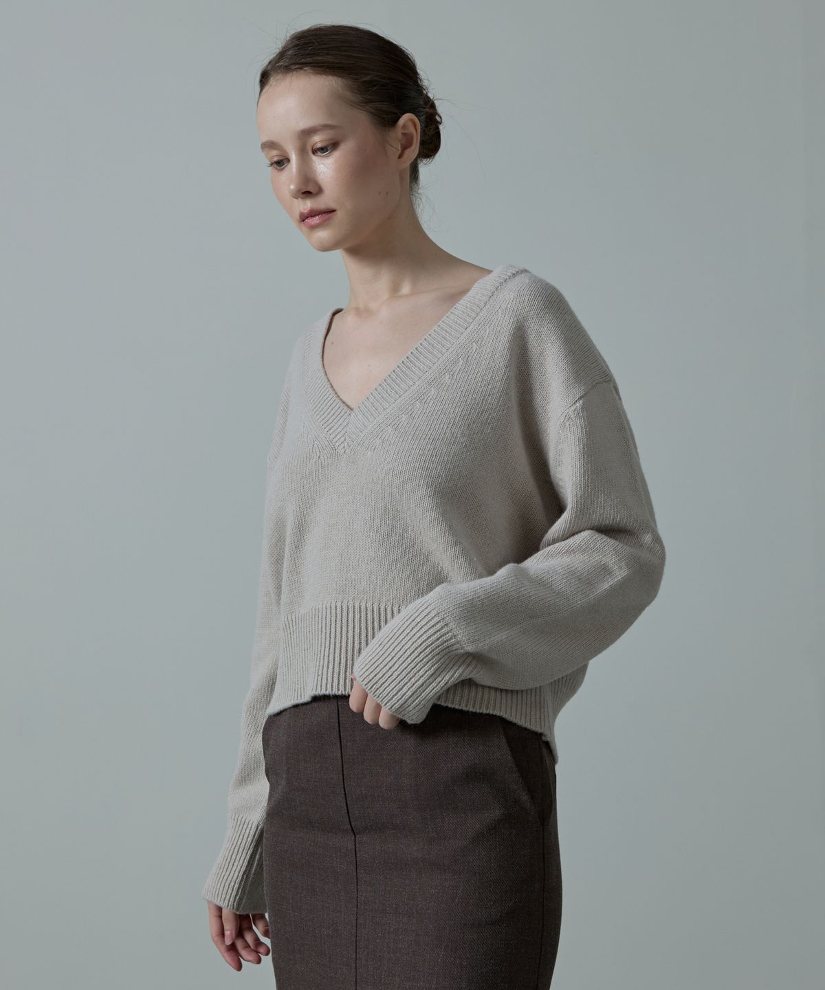 아흐레(AHRE) Moana Renew Wool Cropped V-Neck Knit_BEIGE