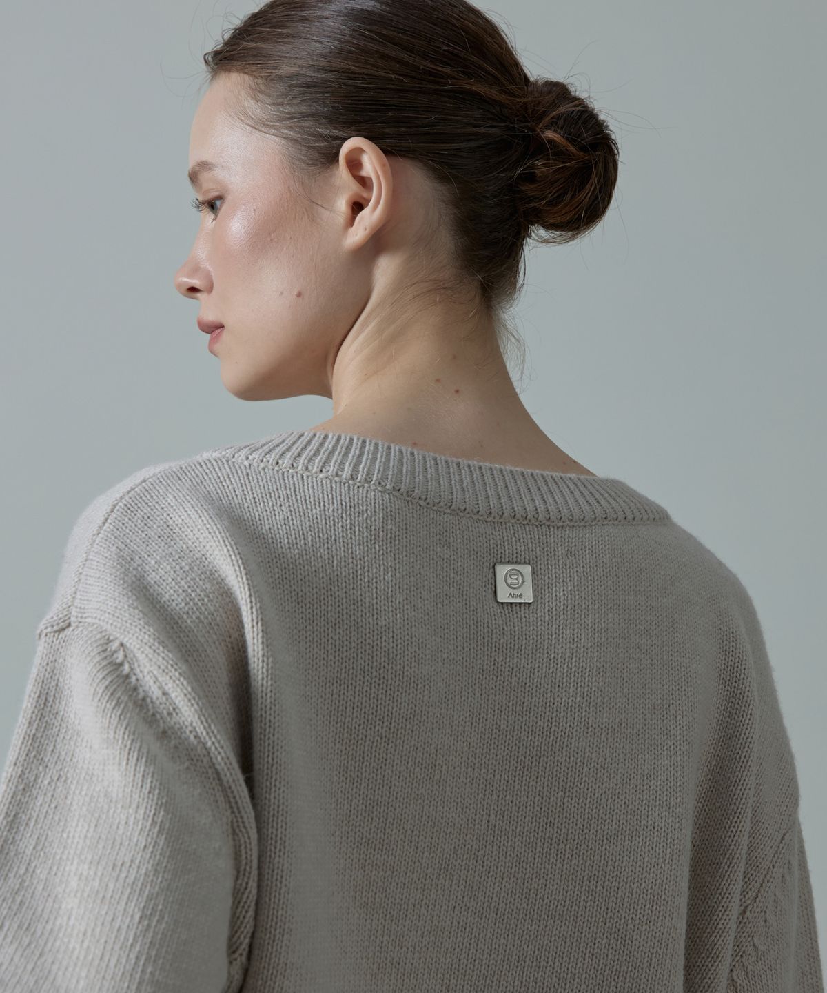 아흐레(AHRE) Moana Renew Wool Cropped V-Neck Knit_BEIGE