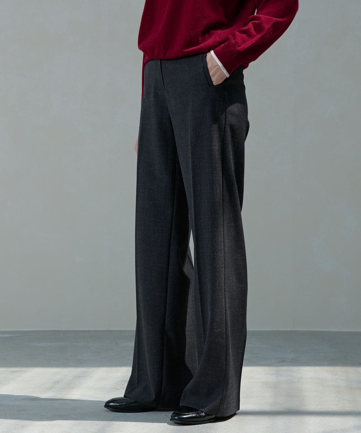아흐레(AHRE) Leco Wide Span Slacks_CHARCOAL