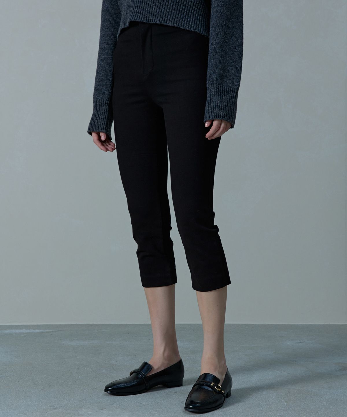 아흐레(AHRE) Slen Slim Fleece Span Cropped Capri Pants_BLACK