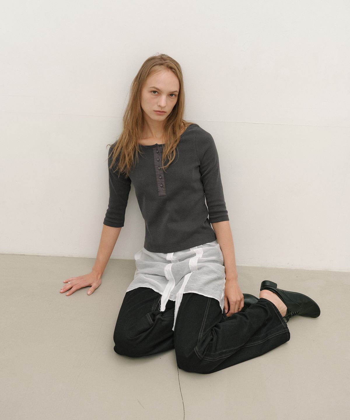 로우타이드(LOW TIDE) HENLEY NECK TOP [CHARCOAL]