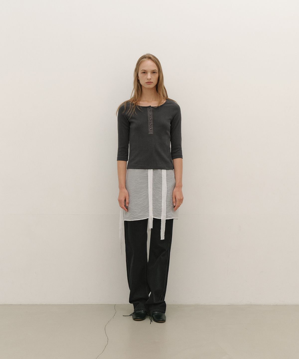 로우타이드(LOW TIDE) HENLEY NECK TOP [CHARCOAL]
