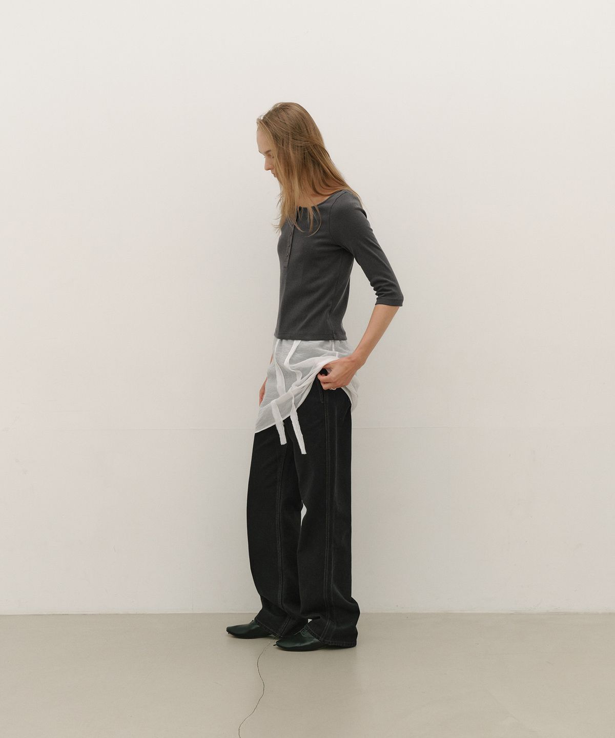 로우타이드(LOW TIDE) HENLEY NECK TOP [CHARCOAL]