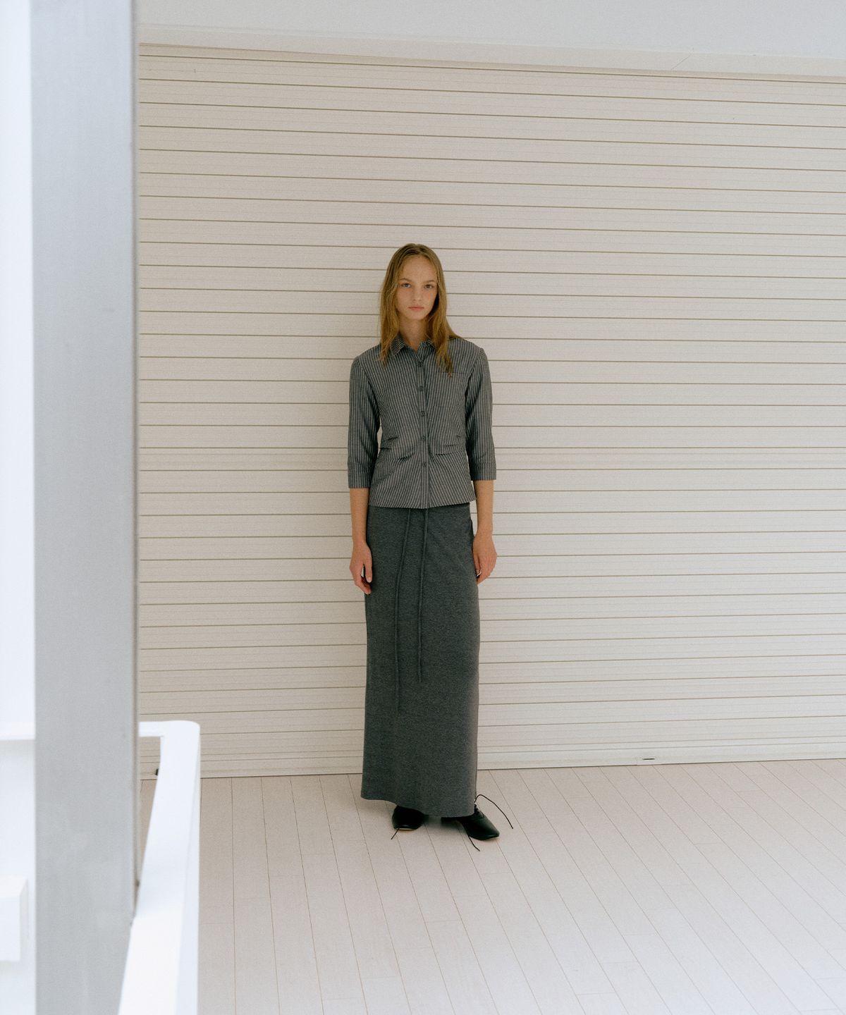 로우타이드(LOW TIDE) STRIPE TUCK SHIRT [CHARCOAL]