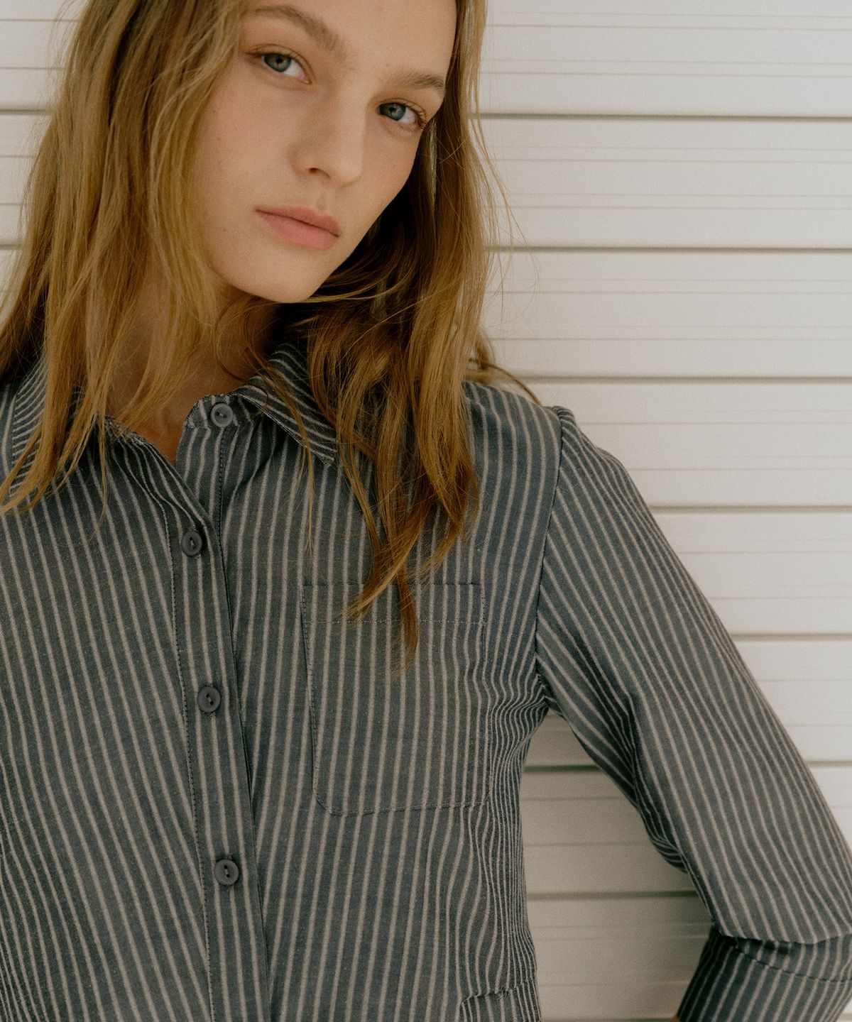 로우타이드(LOW TIDE) STRIPE TUCK SHIRT [CHARCOAL]