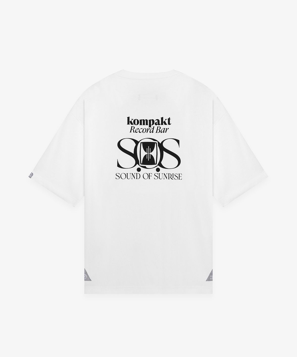 사운드오브선라이즈(SOUND OF SUNRISE) 콤팍트 S.O.S 로고 티 White
