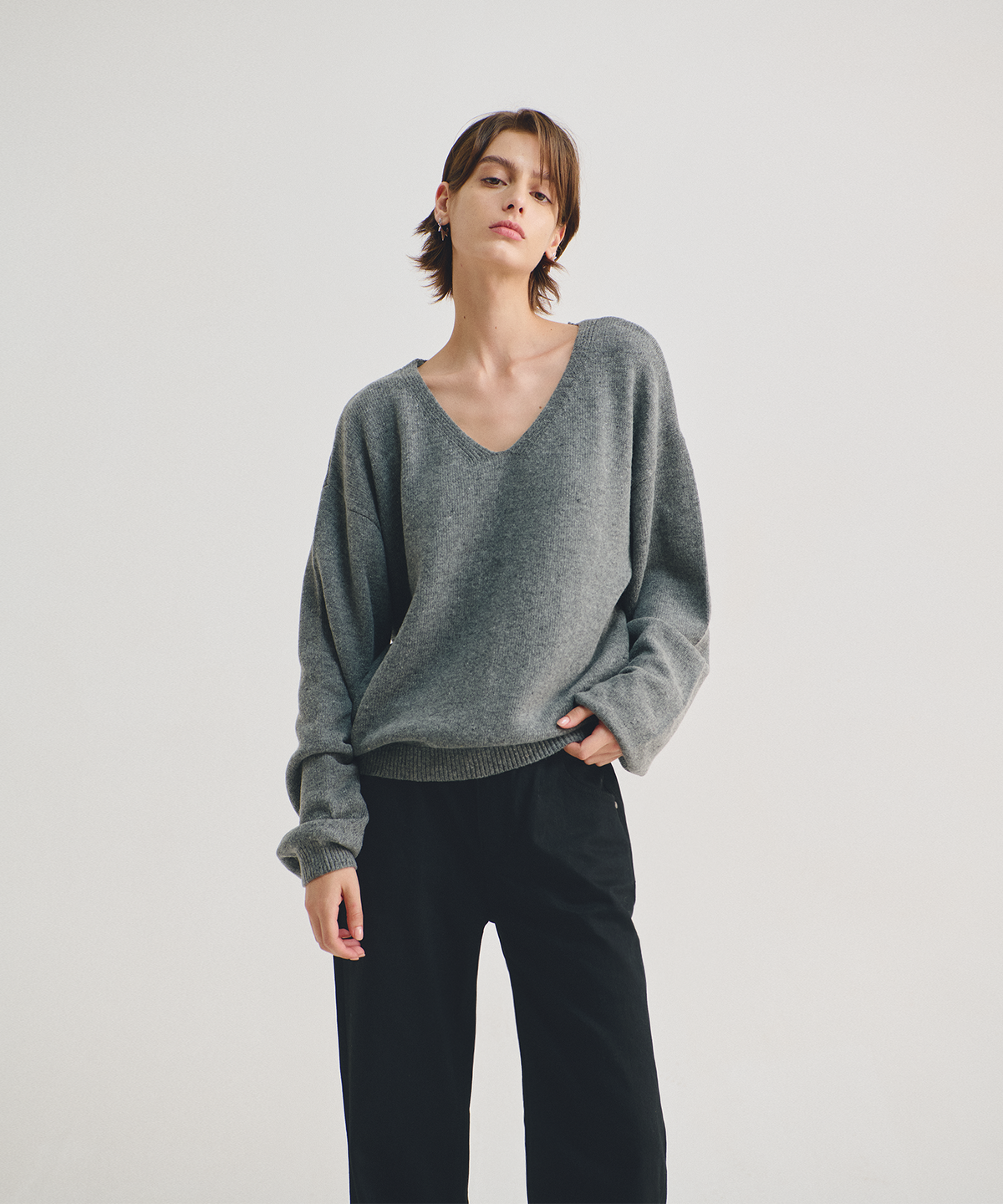 엘무드 우먼(LMOOD WOMEN) 코지 메리노 울 딥 브이넥 풀오버 니트 (3 COLOR)