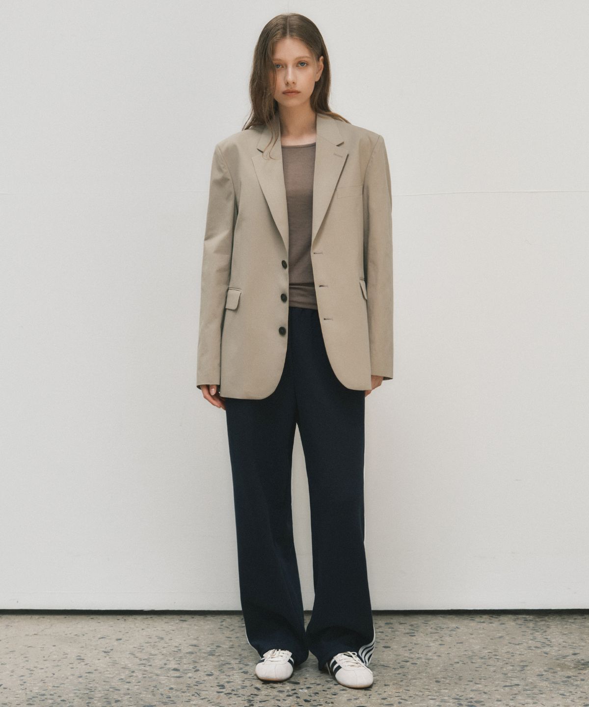 웬즈데이오아시스 포 우먼(WEDNESDAYOASISFORWOMEN) [아틀리에 에디션] 테일러드 블레이저 자켓_BEIGE(W25-OT05)