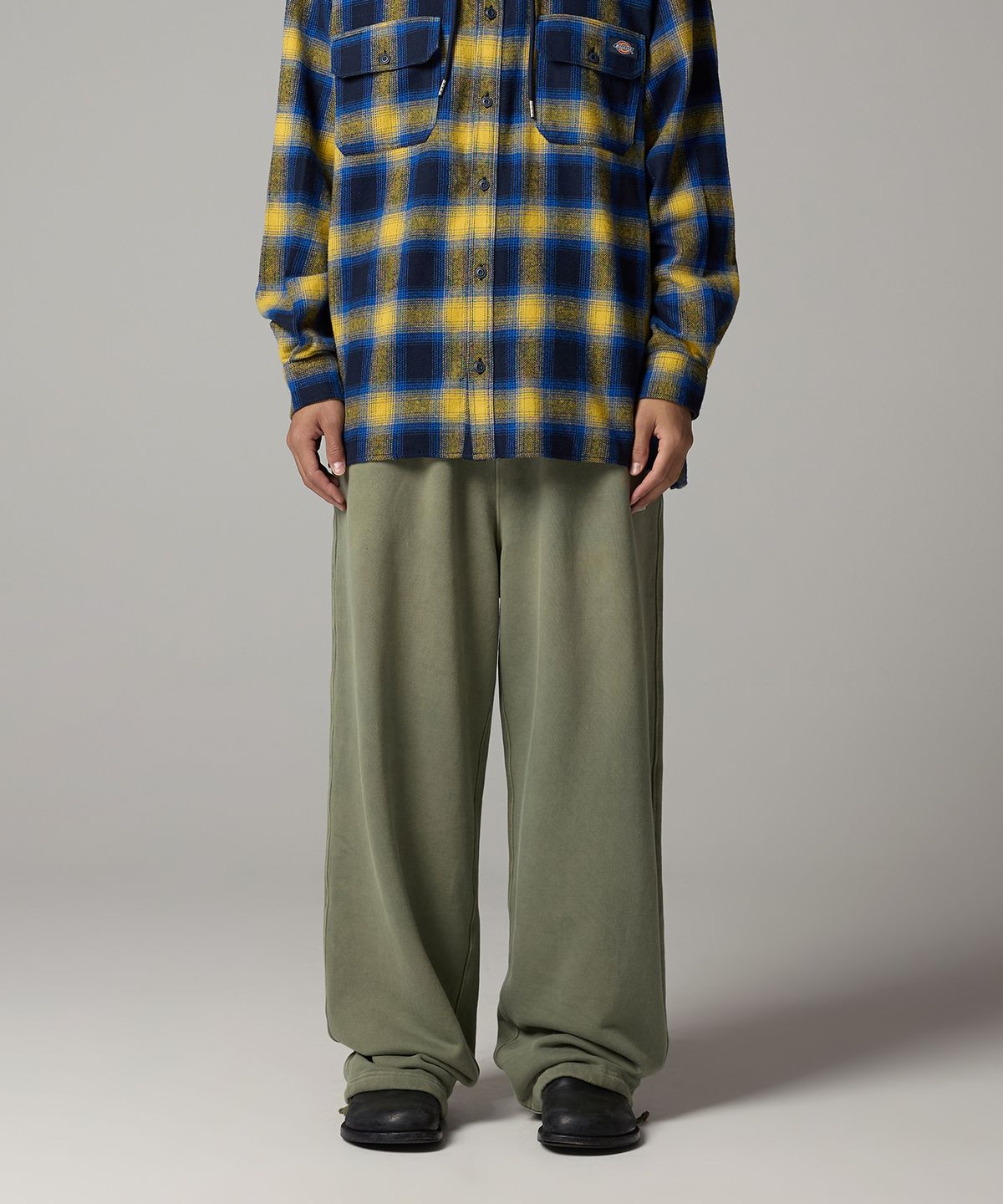 디키즈(DICKIES) 가먼트 다이드 베이직 스웨트 팬츠 Olive