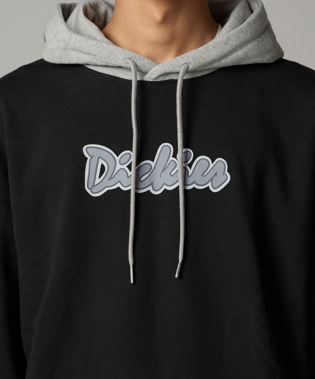 디키즈(DICKIES) 커시브 로고 투톤 후디 Black