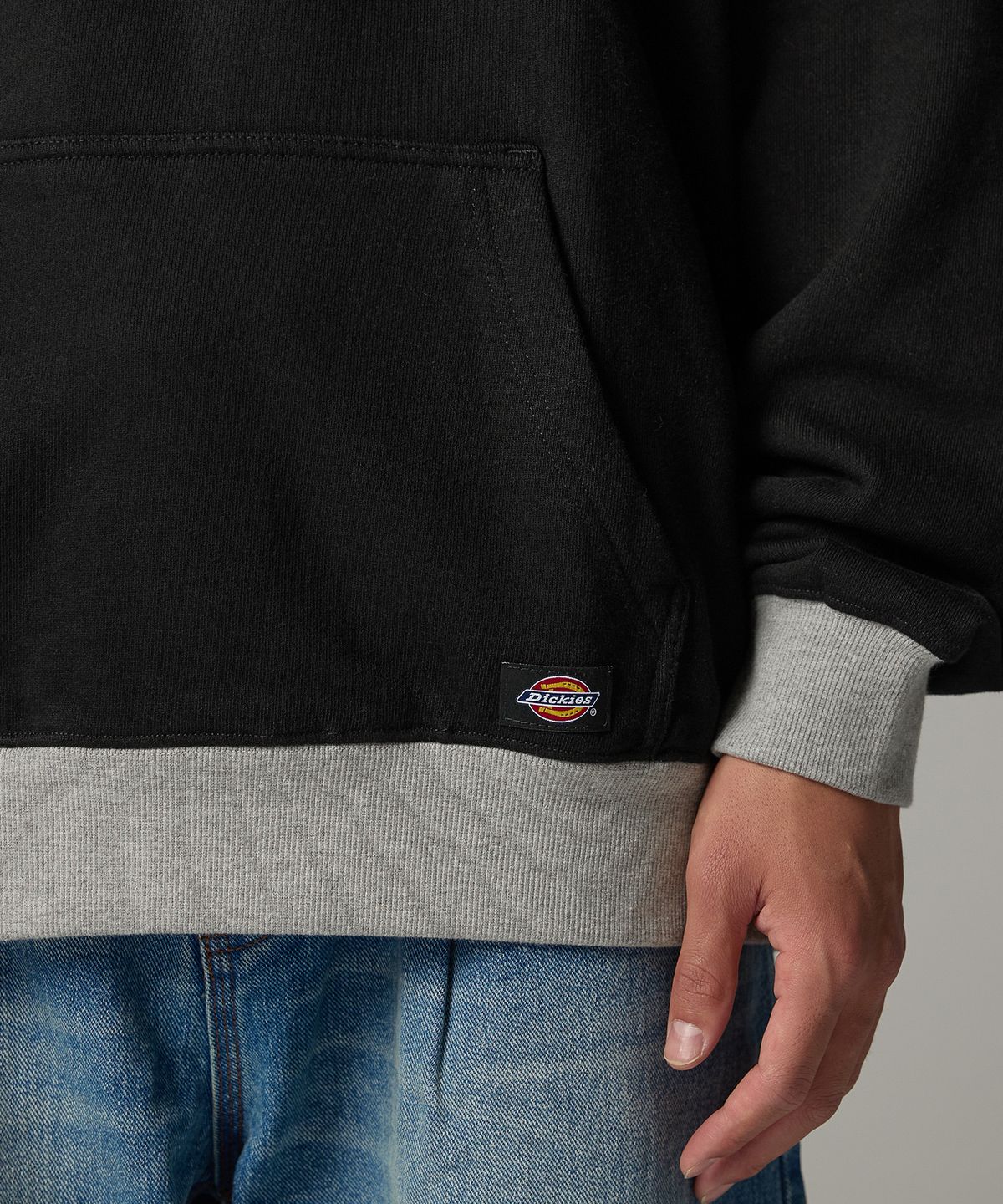 디키즈(DICKIES) 커시브 로고 투톤 후디 Black