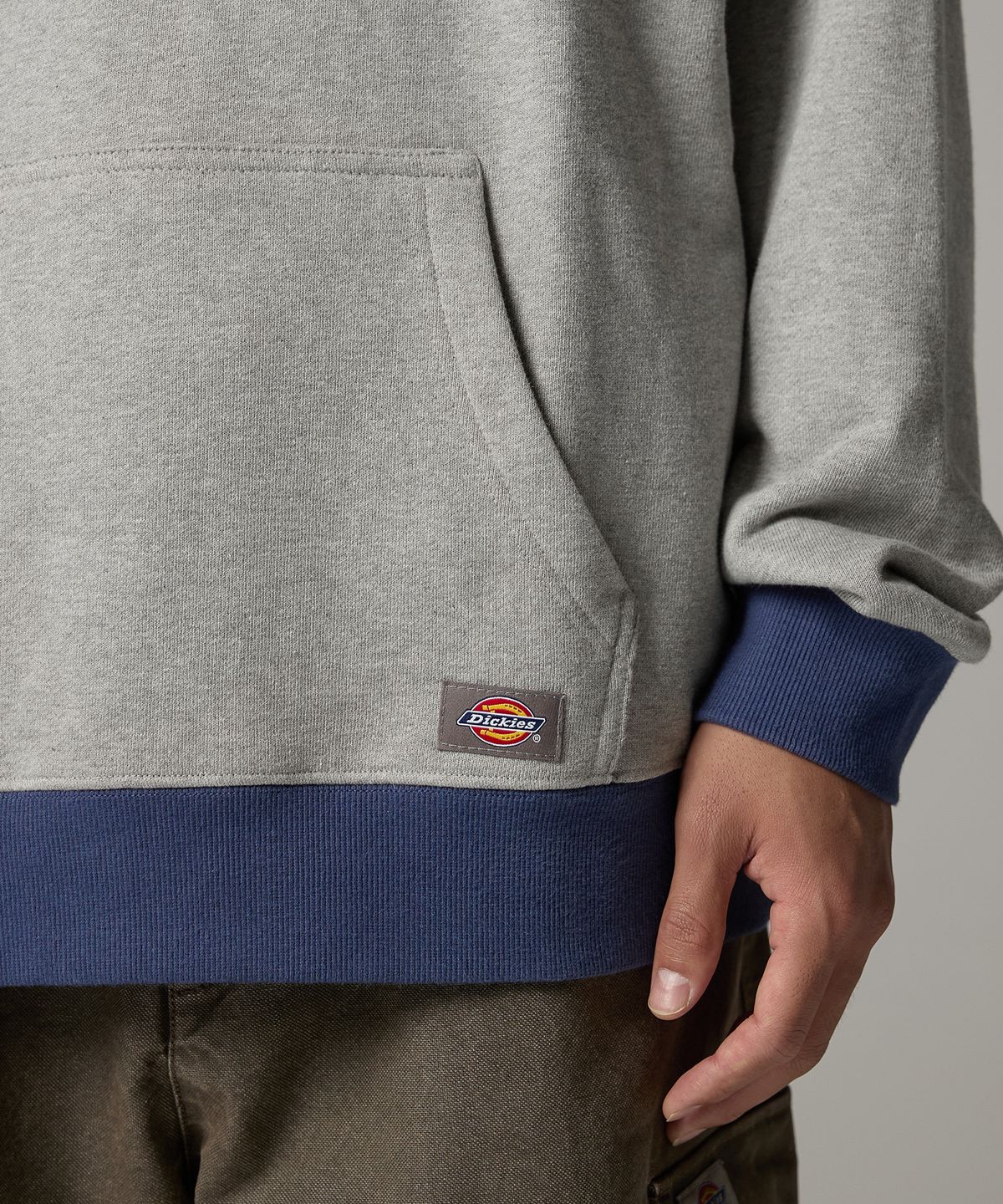 디키즈(DICKIES) 커시브 로고 투톤 후디 Melange Gray