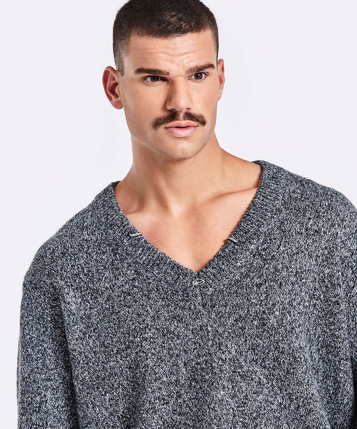 51퍼센트(51PERCENT) Piercing V Neck Knit - Black