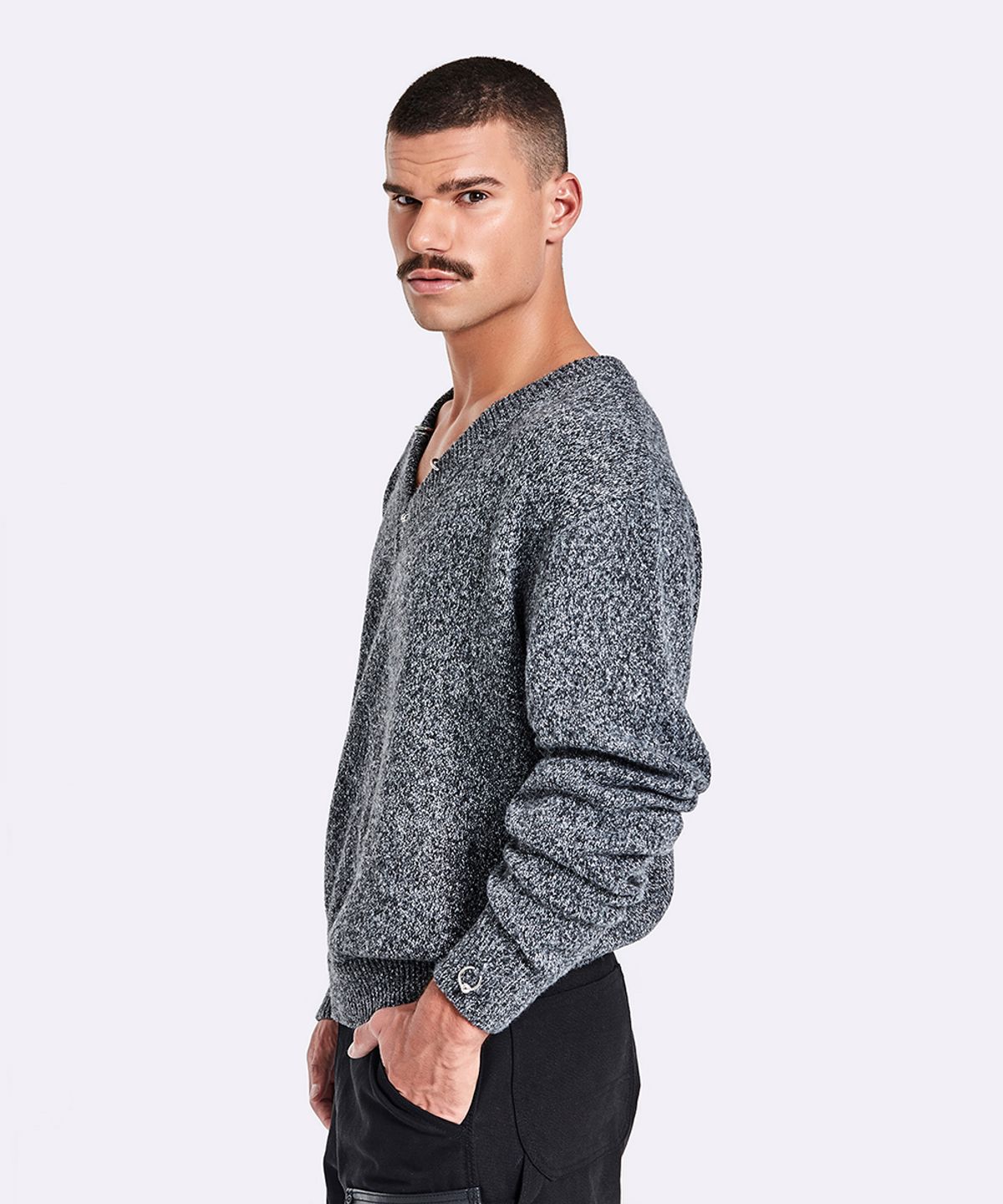 51퍼센트(51PERCENT) Piercing V Neck Knit - Black