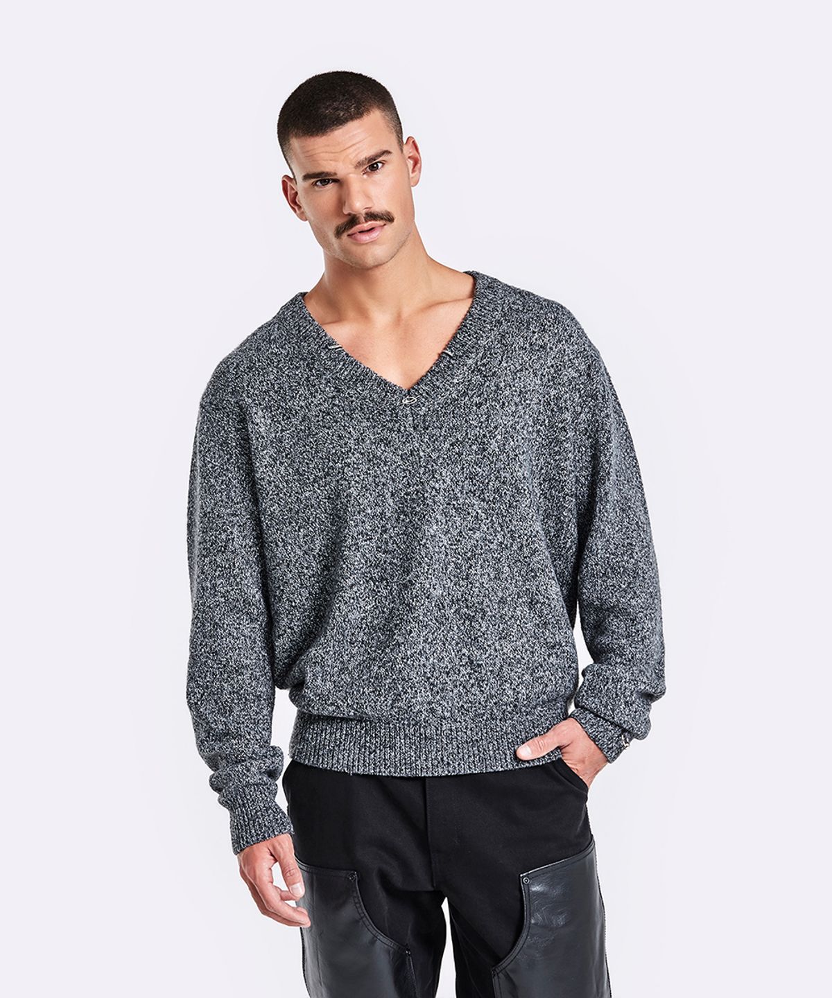 51퍼센트(51PERCENT) Piercing V Neck Knit - Black