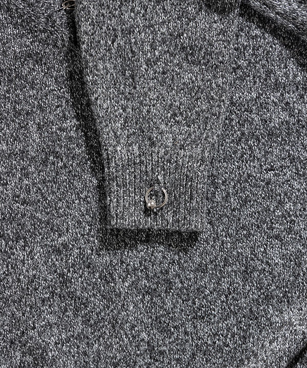 51퍼센트(51PERCENT) Piercing V Neck Knit - Black