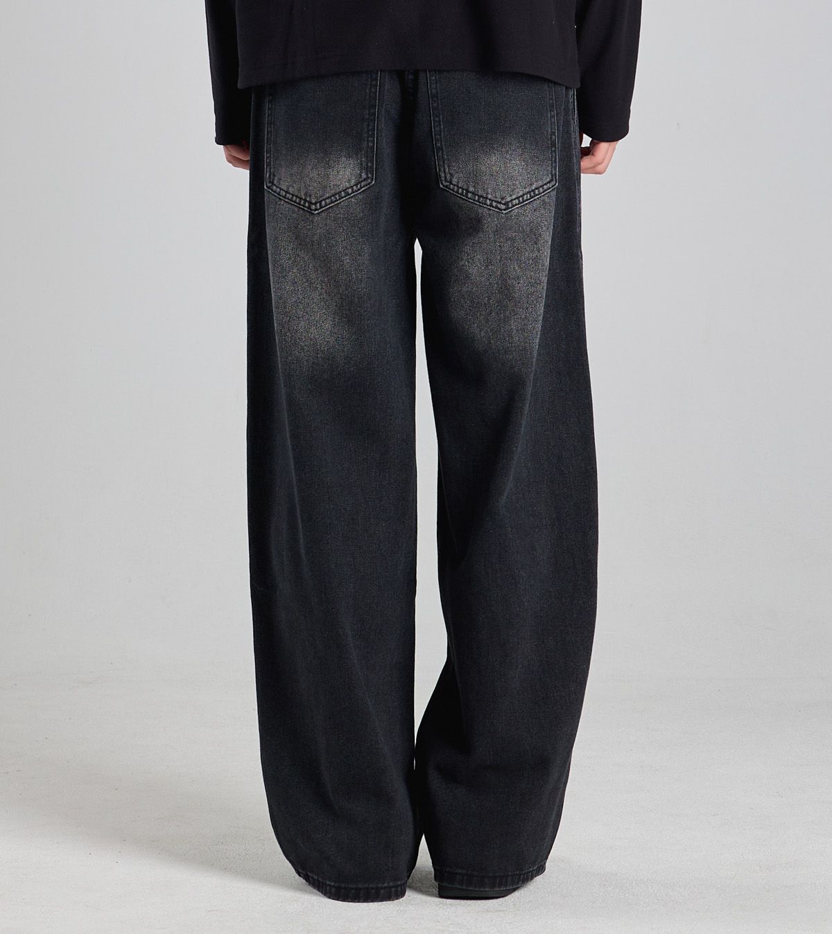 버튼서울(BUTTON SEOUL) 페이드 워싱 커브드 데님 밴딩 팬츠 (블랙)