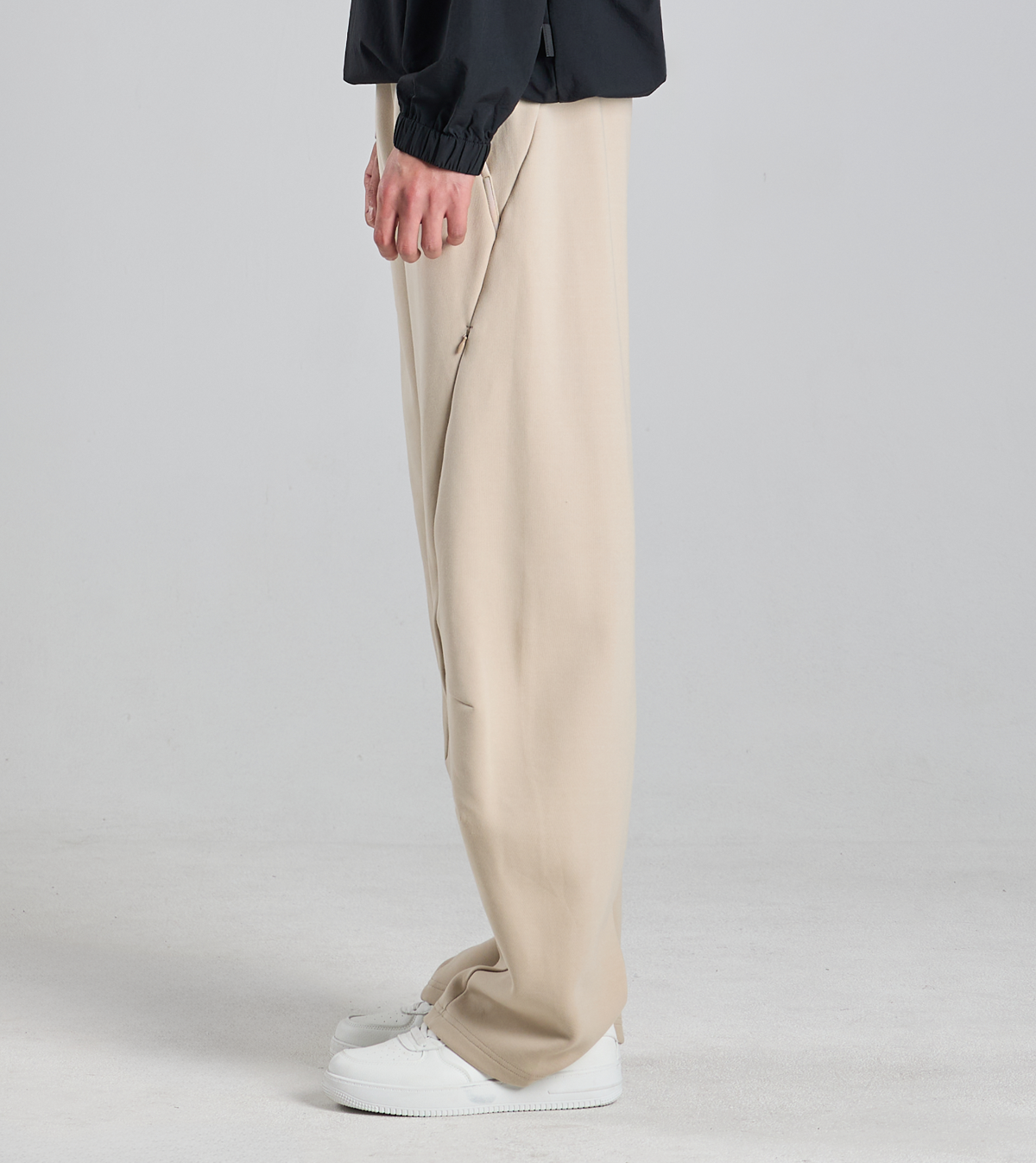 버튼서울(BUTTON SEOUL) 라이크라(LYCRA) 커브드 밴딩팬츠 (베이지)