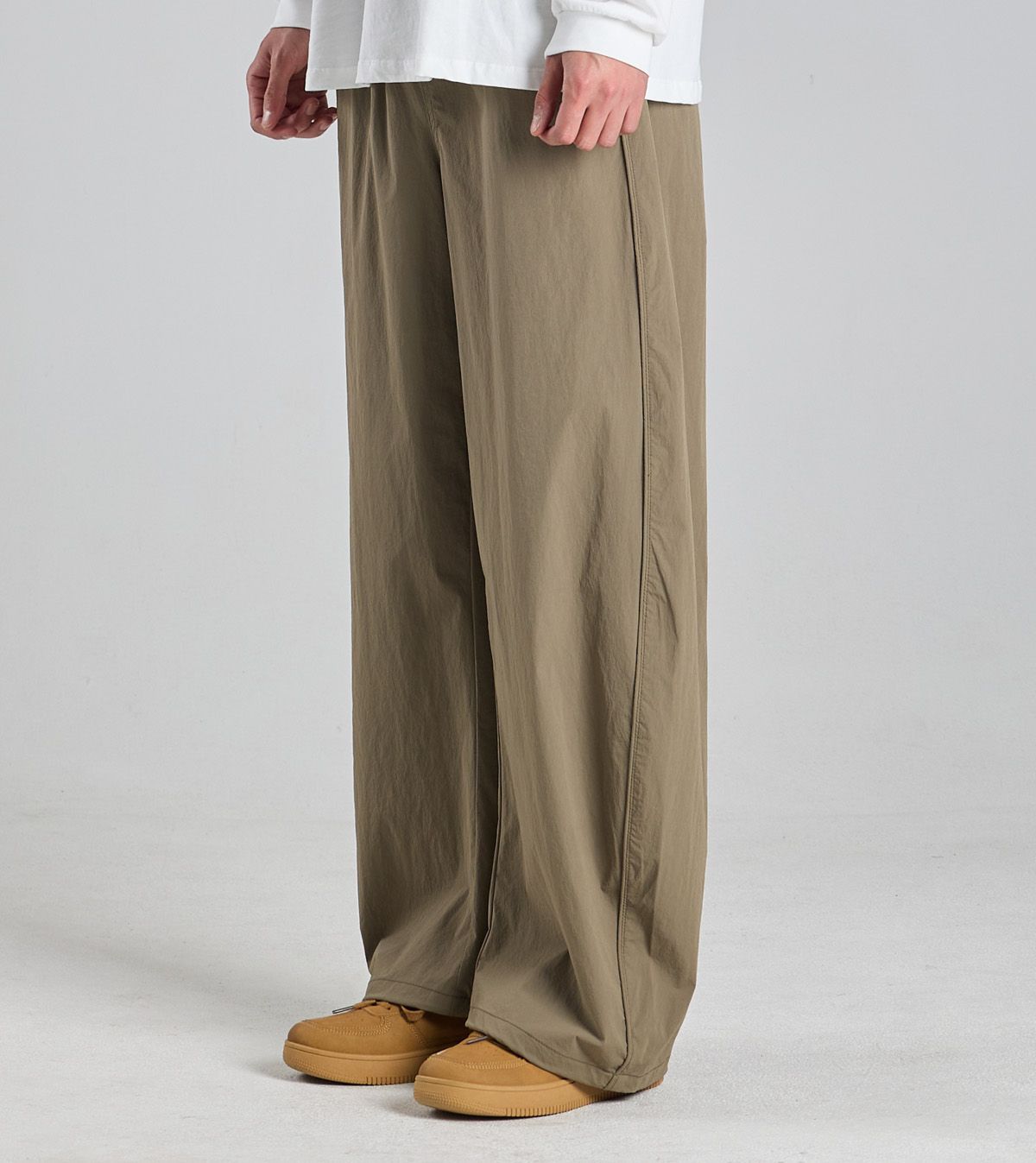 버튼서울(BUTTON SEOUL) 나일론 커브드 릴렉스 스트링 팬츠 (베이지)