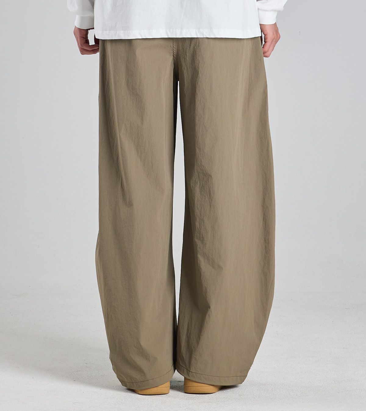 버튼서울(BUTTON SEOUL) 나일론 커브드 릴렉스 스트링 팬츠 (베이지)