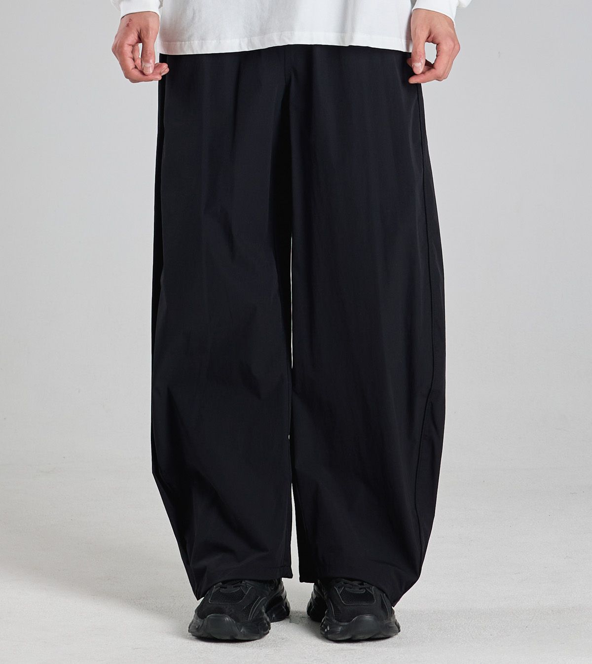 버튼서울(BUTTON SEOUL) 나일론 커브드 릴렉스 스트링 팬츠 (블랙)