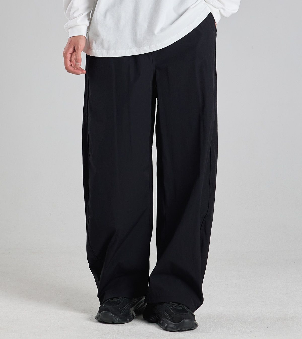 버튼서울(BUTTON SEOUL) 나일론 커브드 릴렉스 스트링 팬츠 (블랙)