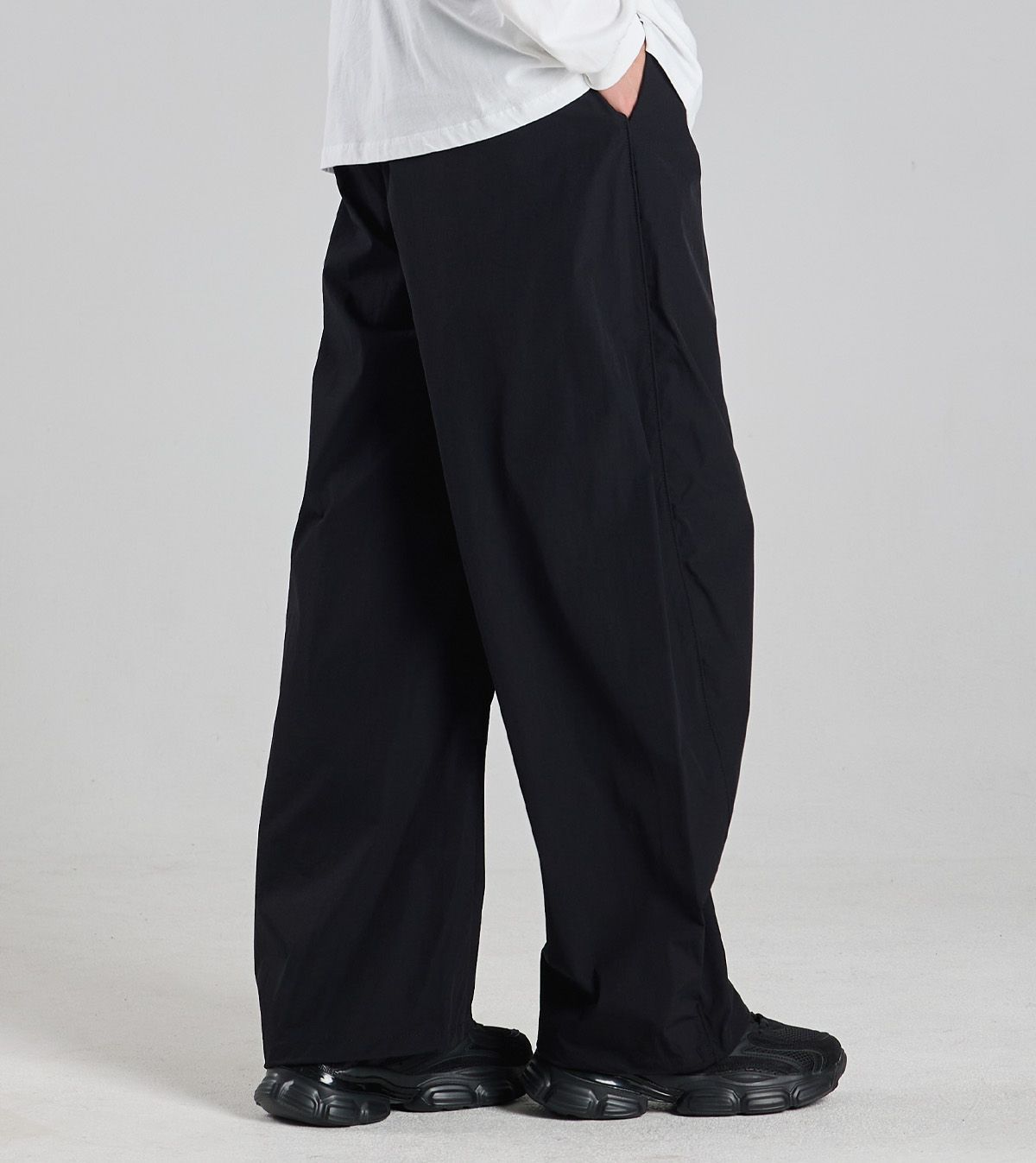 버튼서울(BUTTON SEOUL) 나일론 커브드 릴렉스 스트링 팬츠 (블랙)