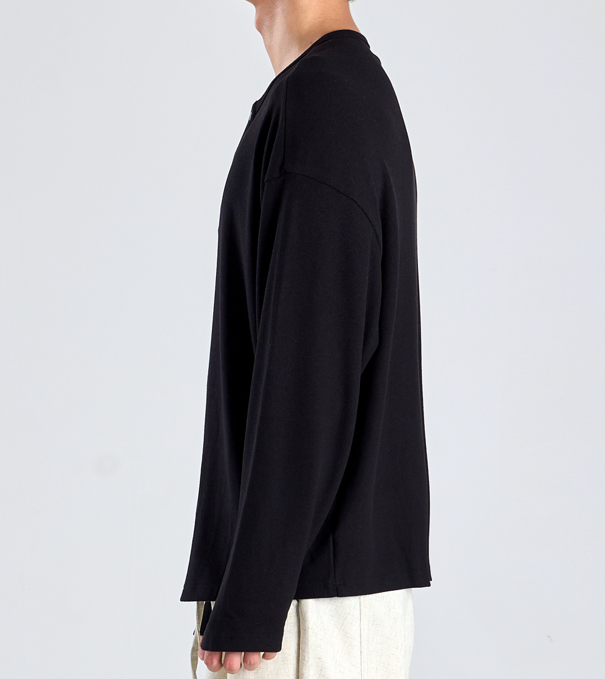 버튼서울(BUTTON SEOUL) EcoCosy 헨리넥 니트 티셔츠 (블랙)