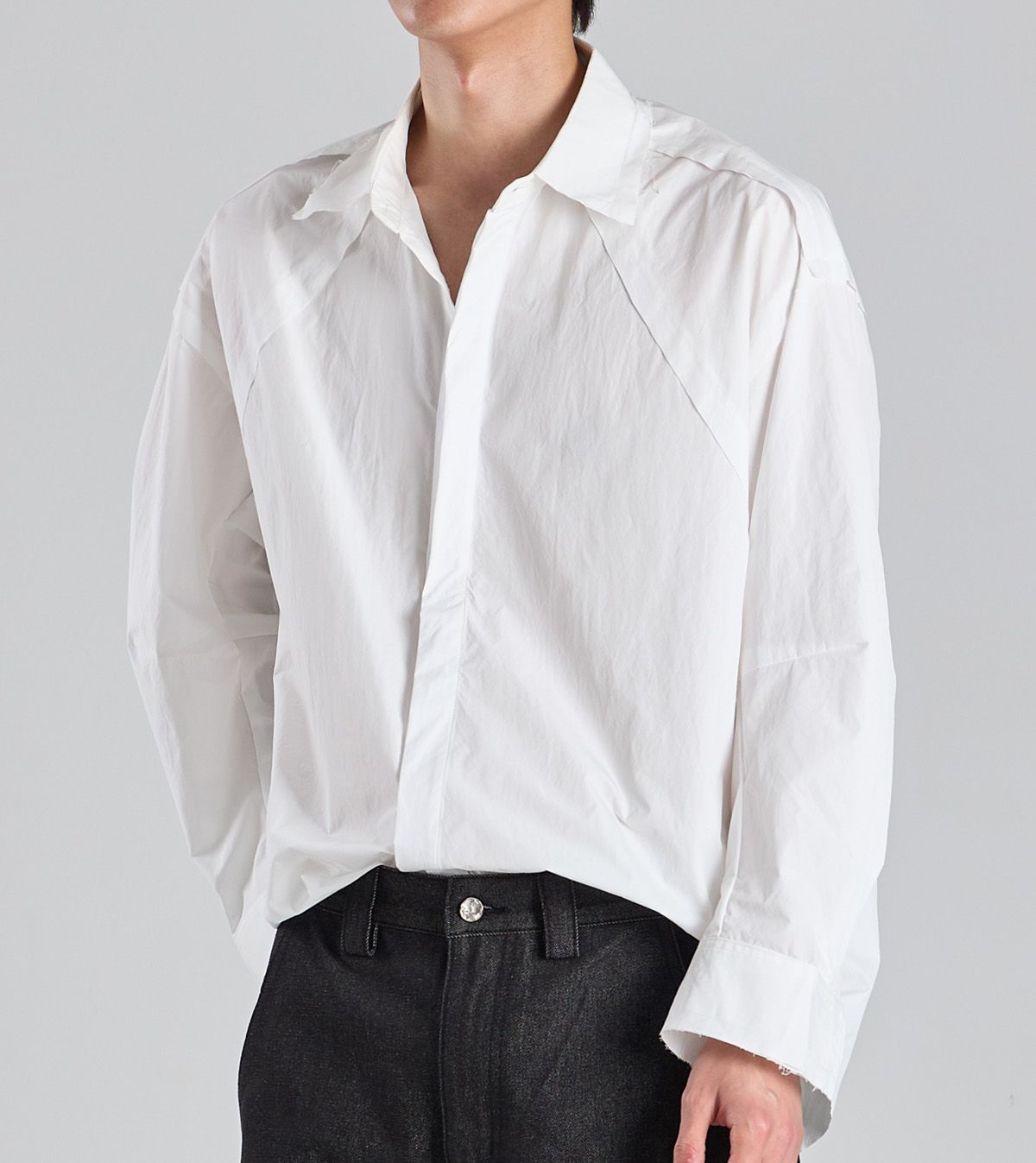 버튼서울(BUTTON SEOUL) 컷라인 숄더 오버핏 히든 플라켓 셔츠 (화이트)