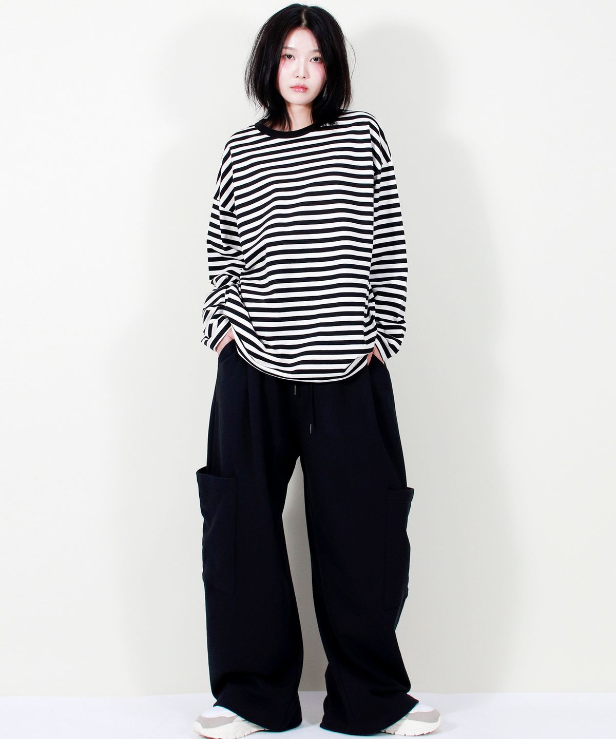 드마크(DEMARC) SIDE POCKET WIDE ONE-TUCK REAL STREET SWEAT PANTS BLACK