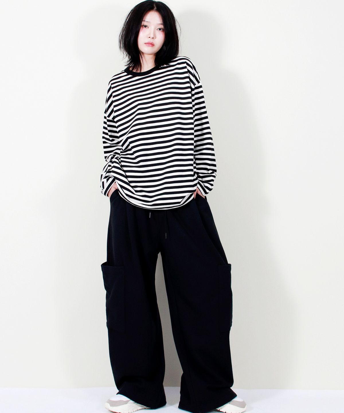 드마크(DEMARC) SIDE POCKET WIDE ONE-TUCK REAL STREET SWEAT PANTS BLACK