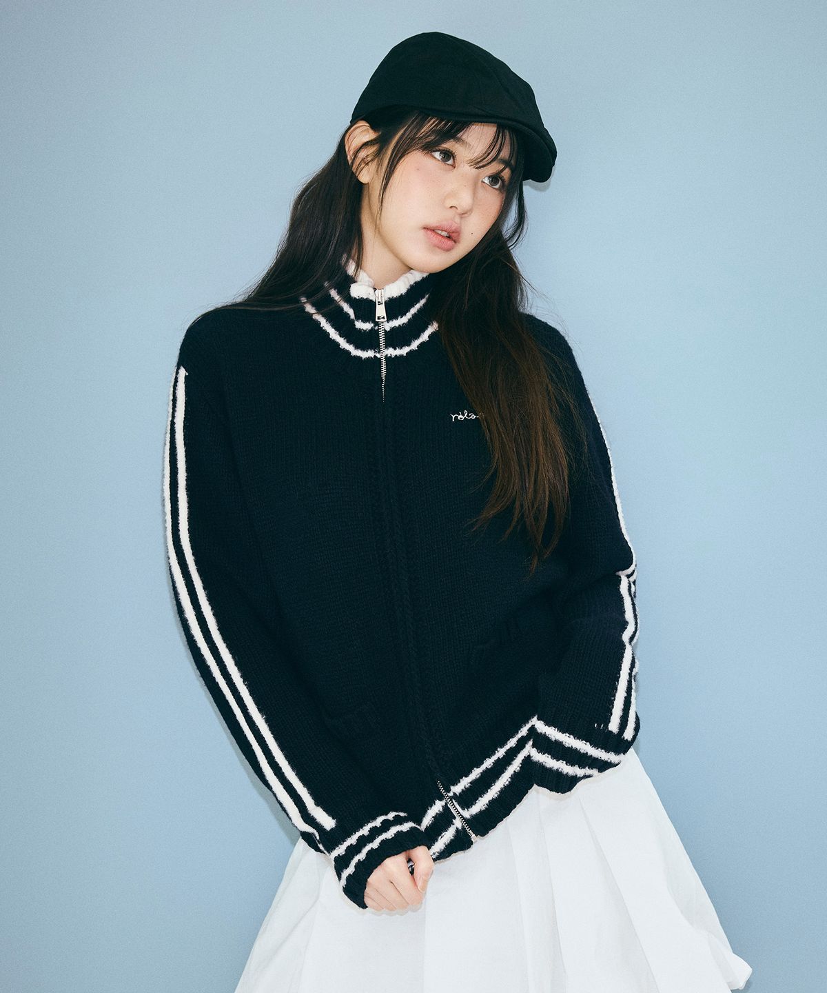 로라로라(ROLAROLA) MAISON DE ROLA EMBROIDERY WOOL BLENDED KNIT ZIP-UP BLACK