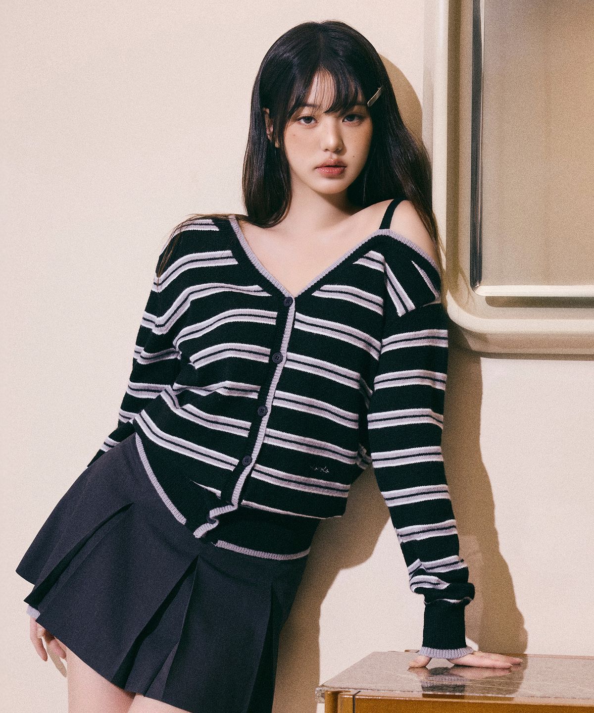 로라로라(ROLAROLA) ONE OFF SHOULDER STRIPE WOOL BLENDED CARDIGAN BLACK