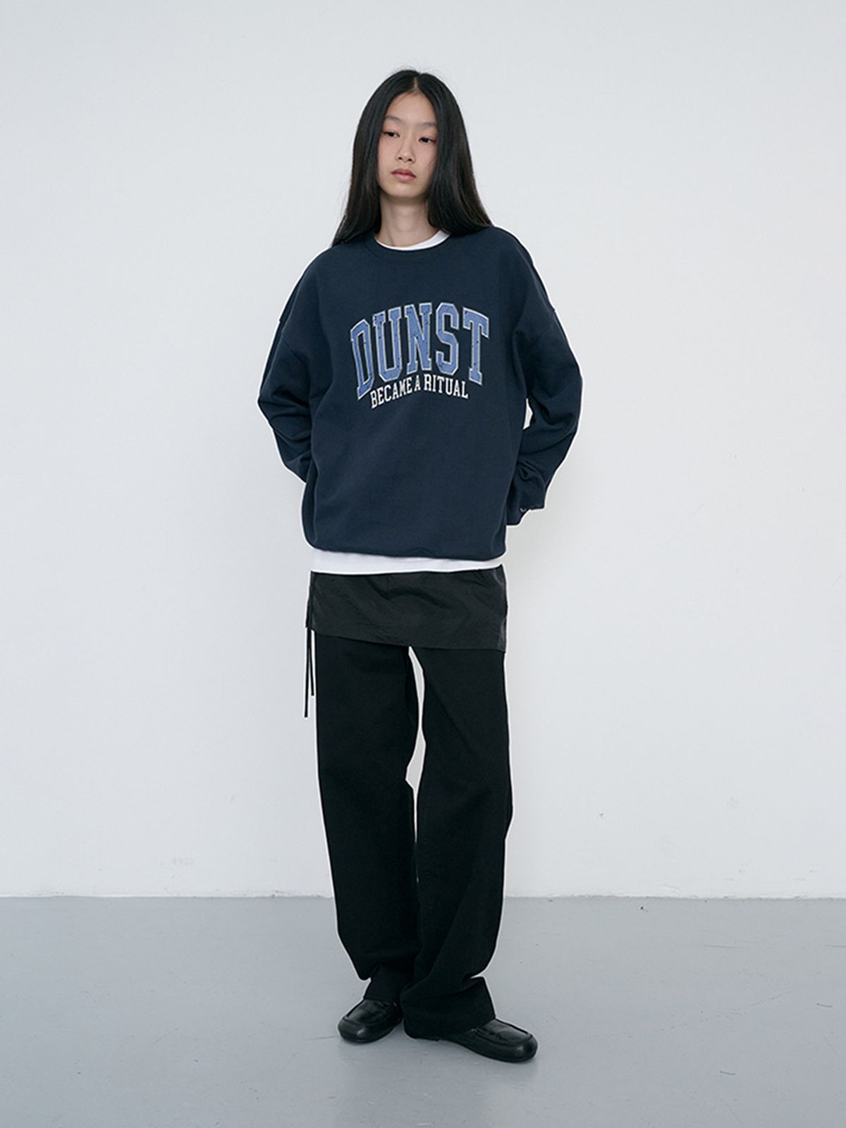 던스트(DUNST) UNISEX ARCH LOGO SWEATSHIRT_UDTS6C104_FRENCH NAVY