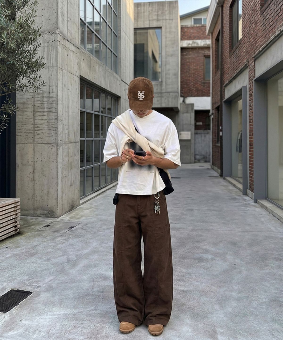 에이지오디(AGOD) 사이드 절개 포켓 피치스킨 코튼 팬츠 [브라운]