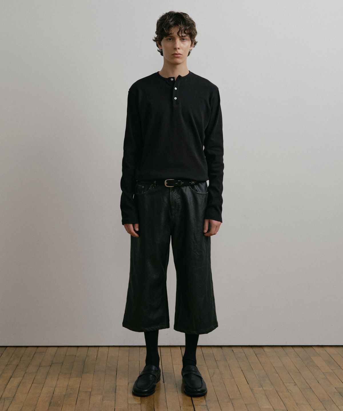 더스티화이트(DUSTYWHITE) BLACK HENLEY NECK COTTON SHIRT