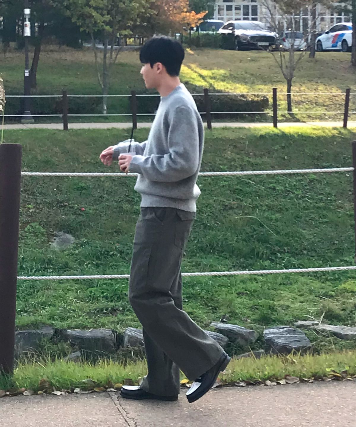 버던트(VERDNT) 커브드 절개 멀티 다트 와이드 트윌 팬츠 [카키]