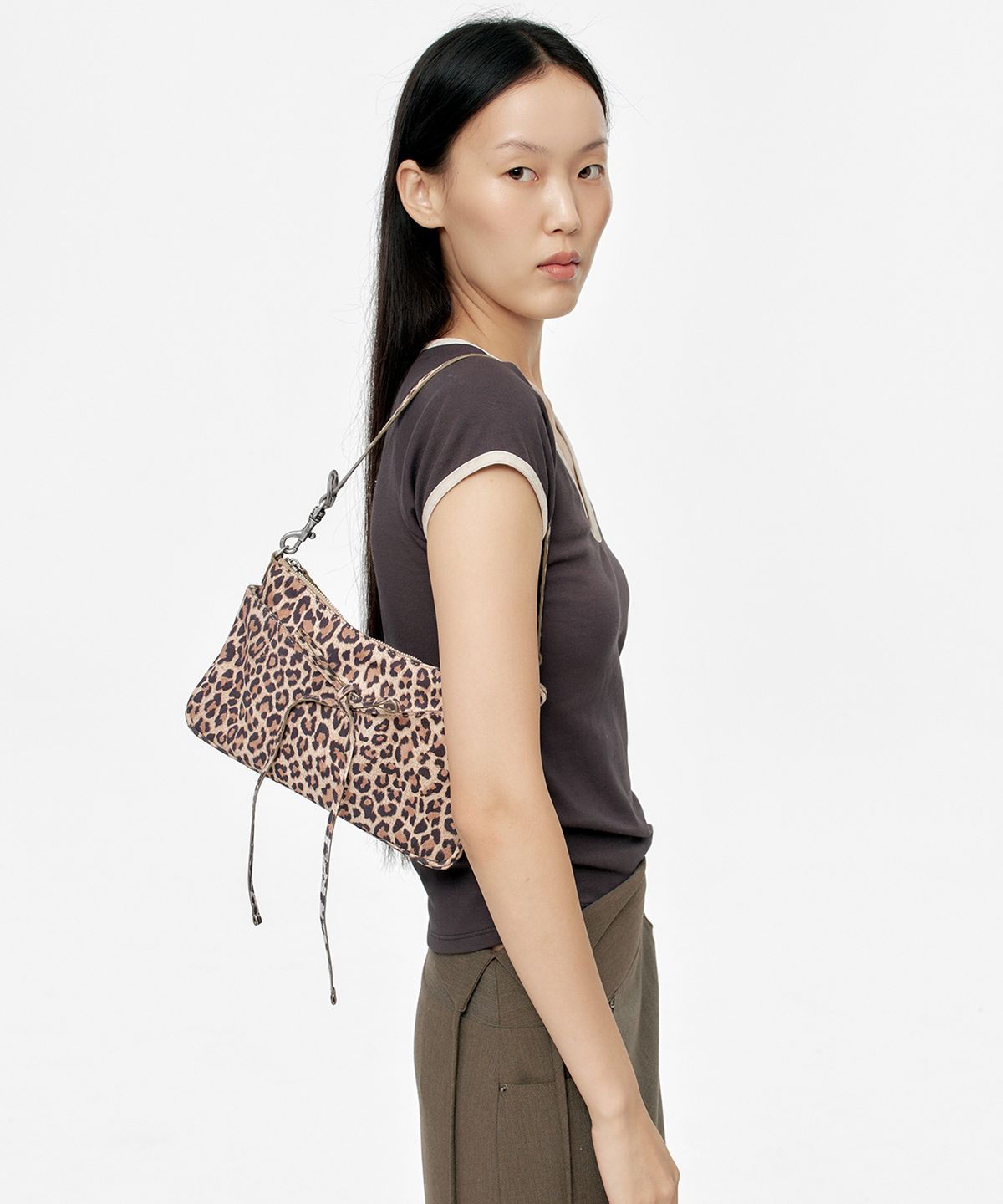 마지셔우드(MARGESHERWOOD) RIBBON POCHETTE_cream leopard suede