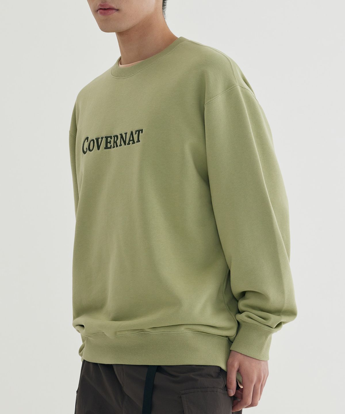 커버낫(COVERNAT) 센터 로고 맨투맨 Sage Green