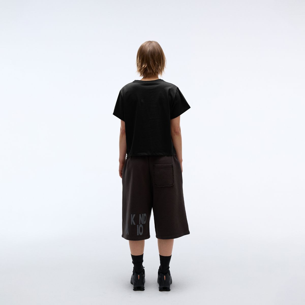 이이이알알알(EEERRR) Heart Lace Artwork Semi-crop T-shirt Black