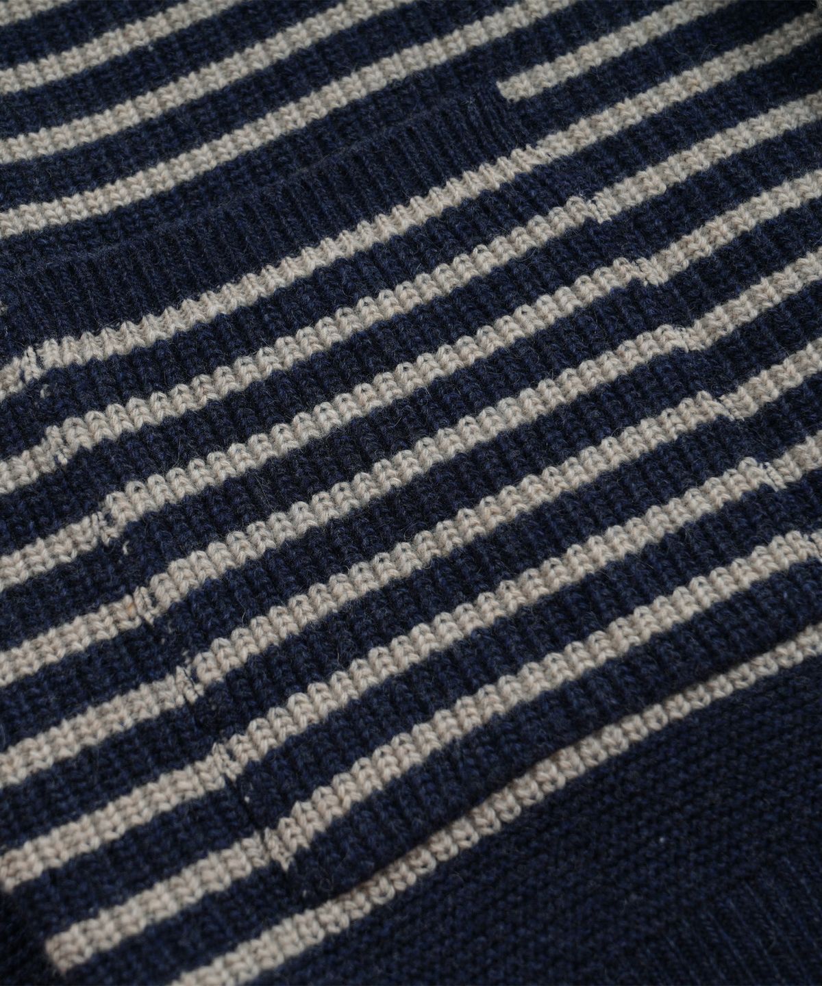 프리즘웍스(FRIZMWORKS) WOOL STRIPE ROUND CARDIGAN _ NAVY