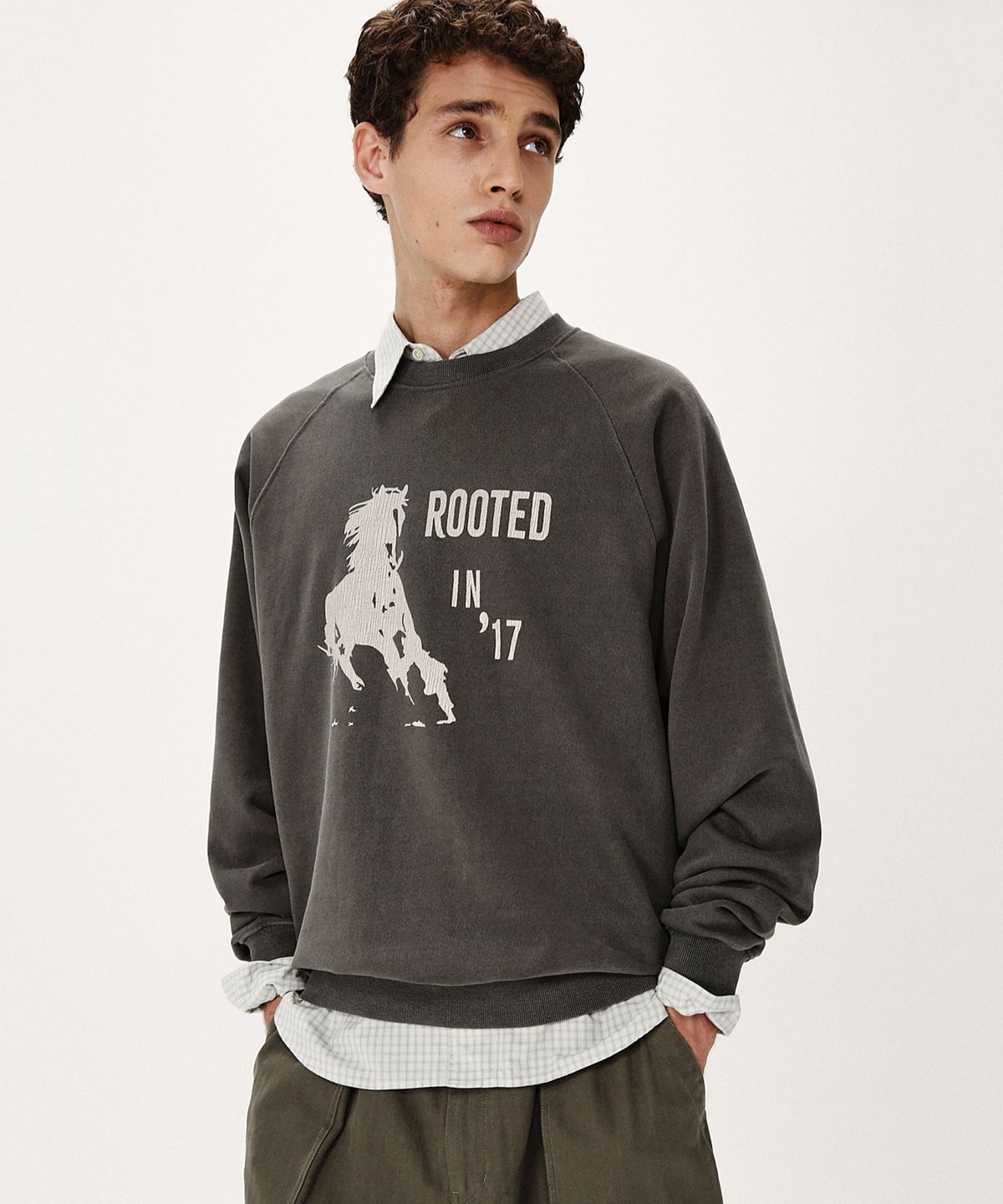 셔터(SHIRTER) VTG LOGO SWEATSHIRT (CHARCOAL)