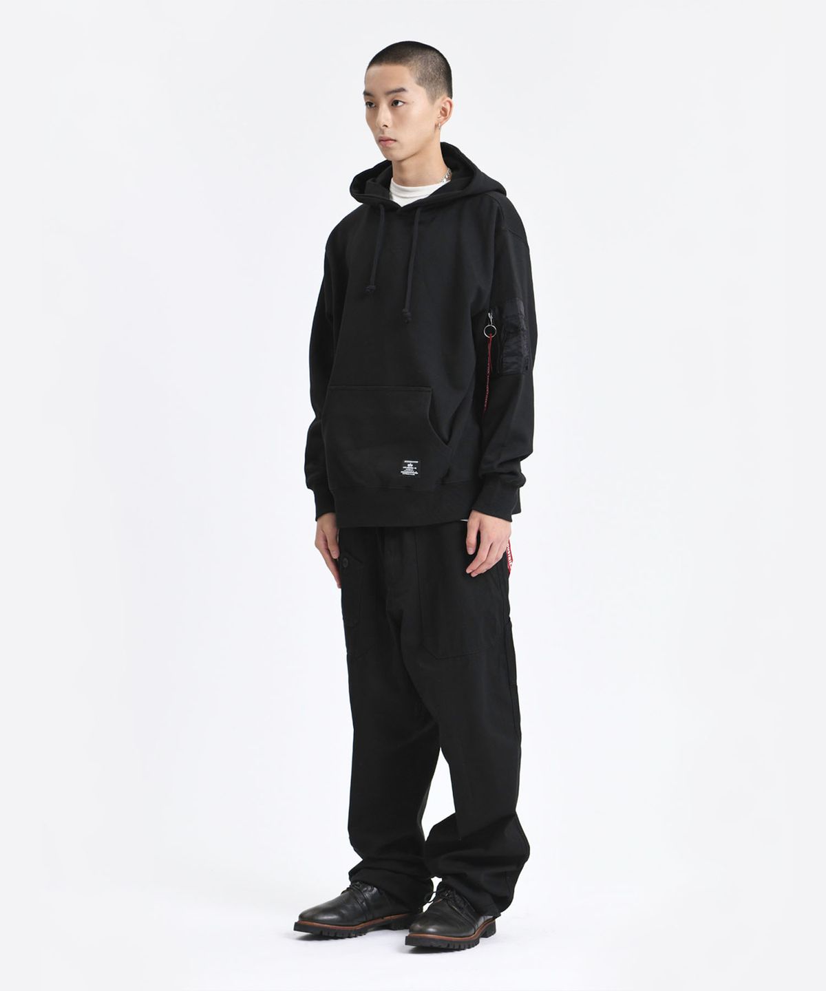 알파 인더스트리(ALPHA INDUSTRIES) 유틸리티 포켓 후디 릴렉스 핏 스웻셔츠 블랙