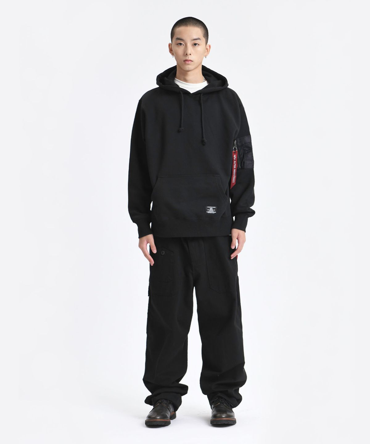 알파 인더스트리(ALPHA INDUSTRIES) 유틸리티 포켓 후디 릴렉스 핏 스웻셔츠 블랙