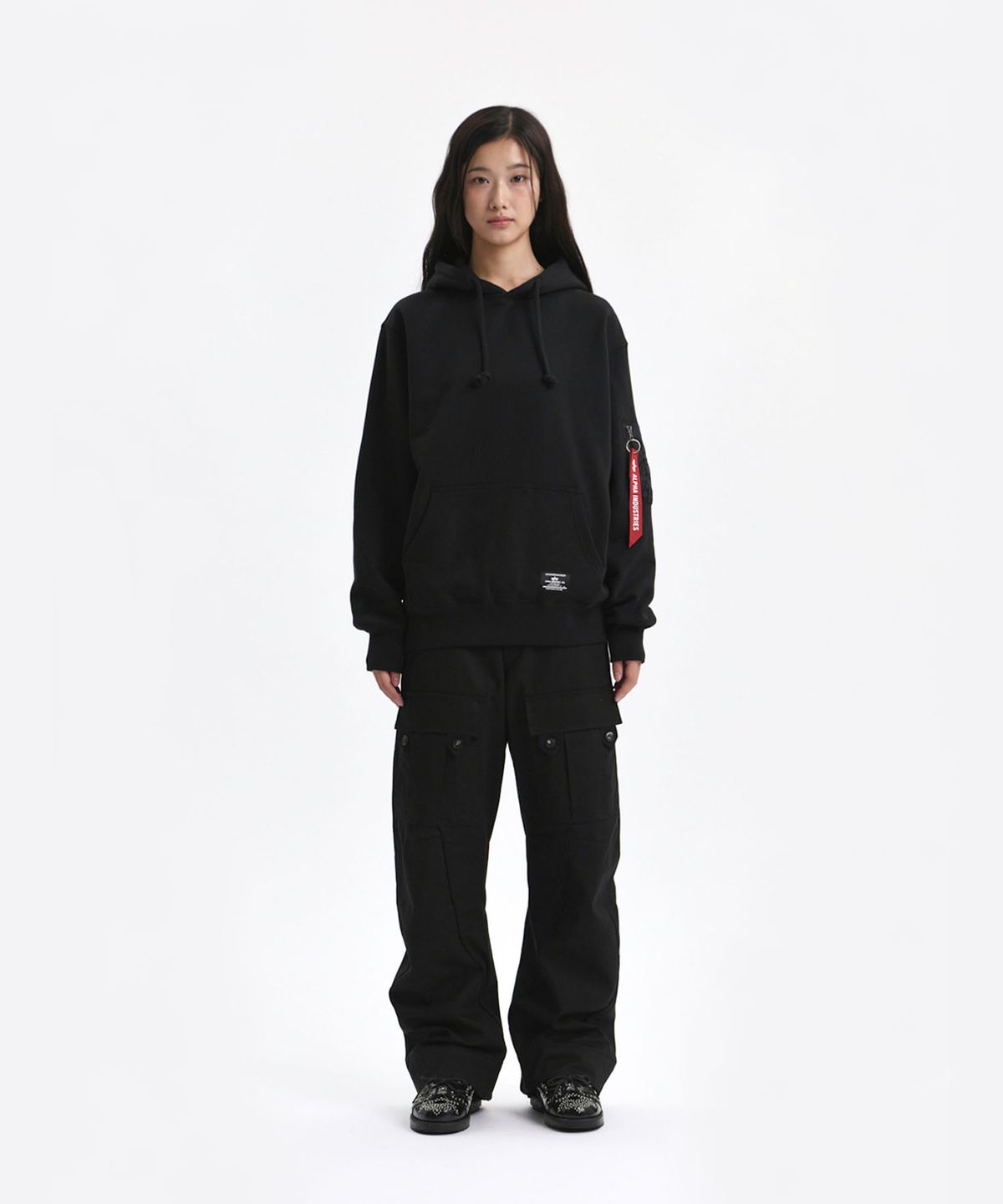 알파 인더스트리(ALPHA INDUSTRIES) 유틸리티 포켓 후디 릴렉스 핏 스웻셔츠 블랙