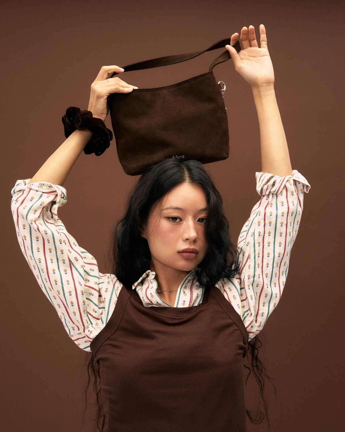 오찌(OTZ) 스웨이드 숄더백 브라운 OZBGGA108N
