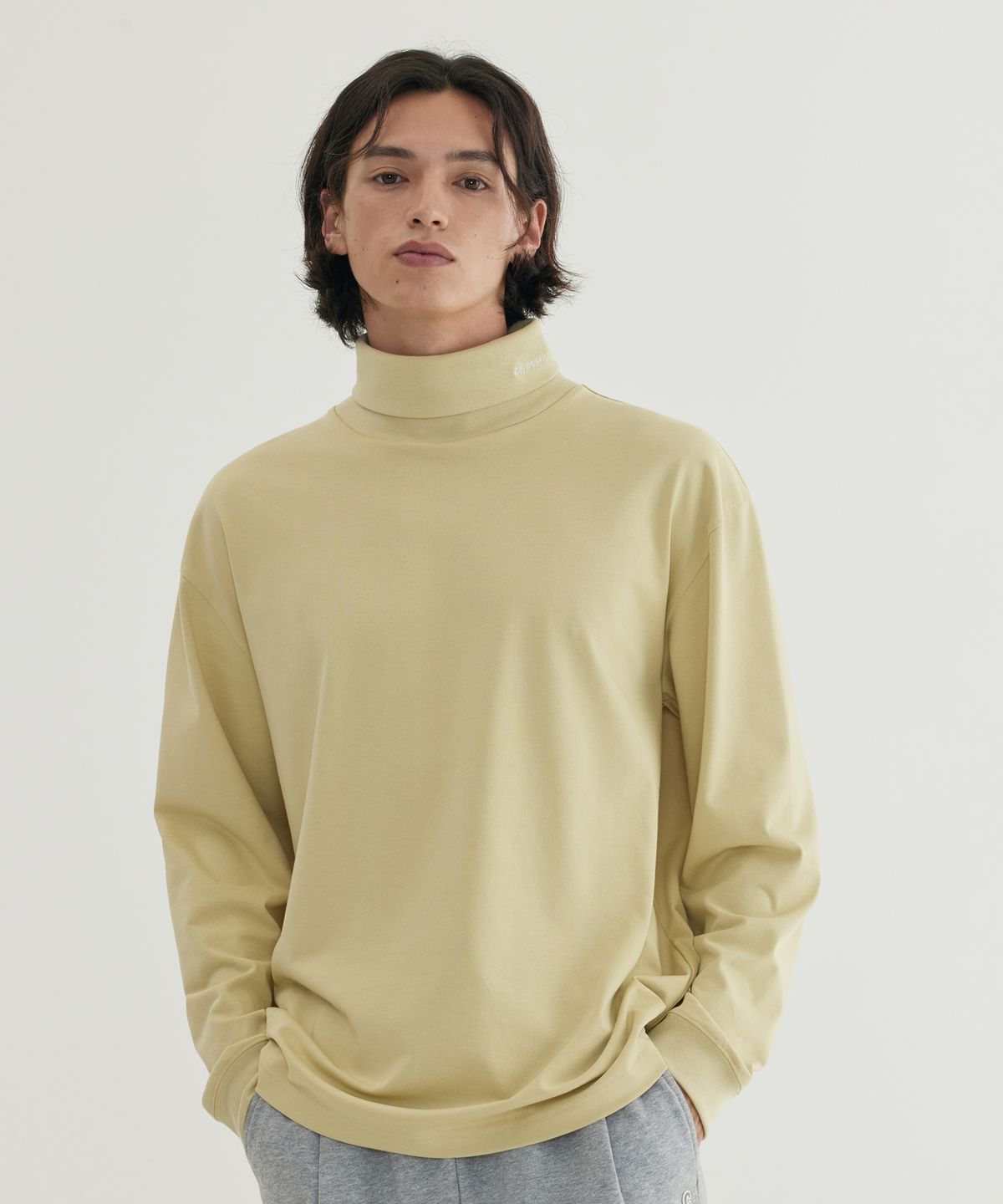 커버낫(COVERNAT) 소로나 레이어드 터틀넥 롱슬리브 Light Olive